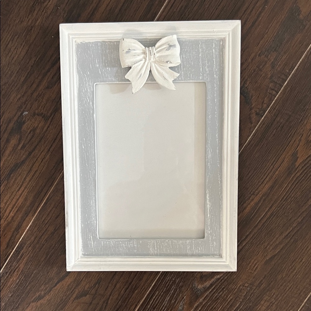 Elegant White Bow Picture Frame